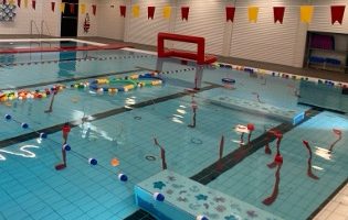 sfeerbeeld grote zwembad sfeerbeeld grote zwembad